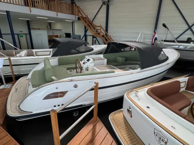 boot in binnenshowroom met houten looppad