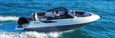 sportboot op open water met bestuurder