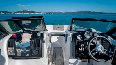 cockpit en boeg van motorboot op zee