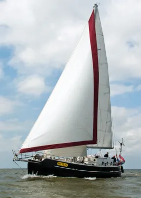 zeiljacht op water met witte zeilen