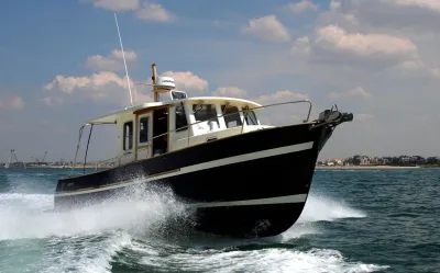 motorboot varend op open zee