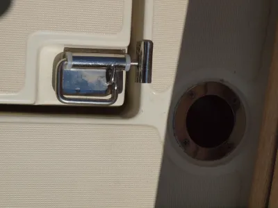 detail van dek met sluiting en rond doorvoer