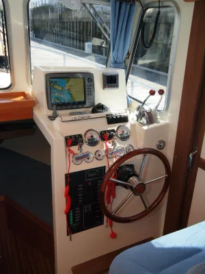 stuurconsole en instrumenten in kajuit