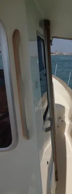 zijdek van boot met uitzicht op water