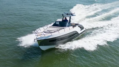 motorjacht varend op open water