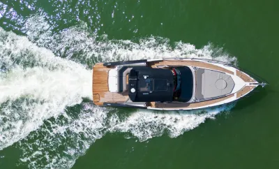 luchtopname van een motorjacht op groen water