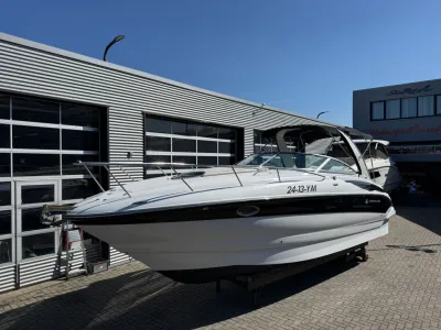 wit motorjacht buiten bij bedrijfsgebouw