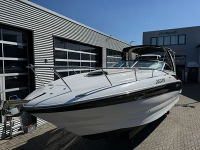 wit motorjacht buiten bij showroom