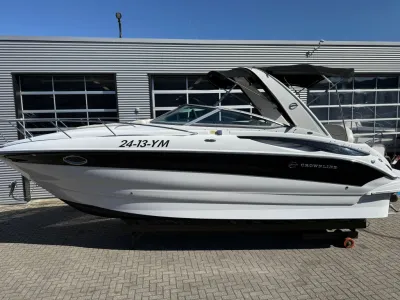 zijaanzicht van witte boot voor bedrijfspand