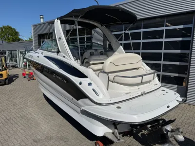 wit-zwart sportcruiser buiten bij showroom