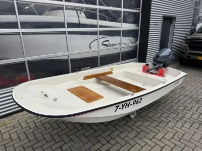 kleine open motorboot bij bedrijfsdeur