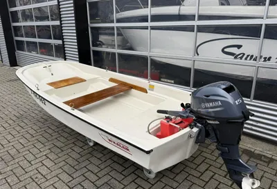 kleine open motorboot op bestrating