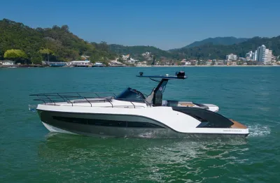 motorjacht op rustig water met kust op achtergrond