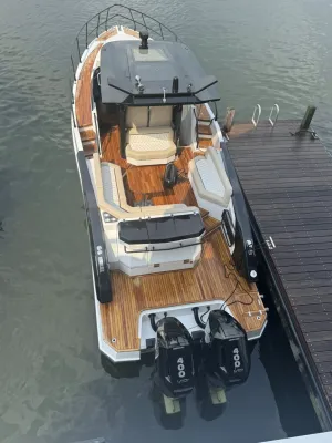 bovenzicht van motorboot aan steiger