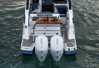 achteraanzicht van sportboot met buitenboordmotoren