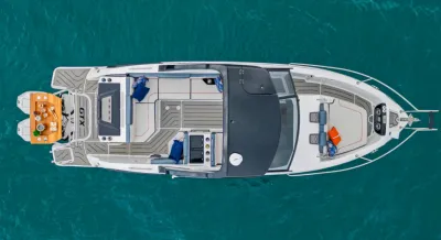 bovenzicht van sportboot op blauw water