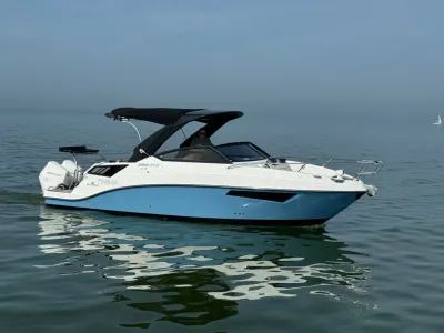 motorboot op kalm water