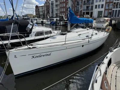 wit zeiljacht aangemeerd in jachthaven