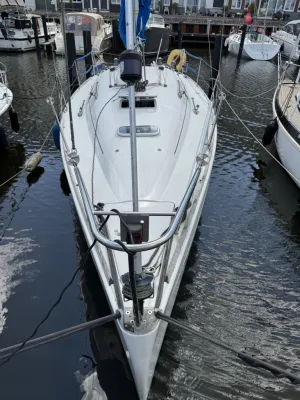 vooraanzicht van zeiljacht in marina