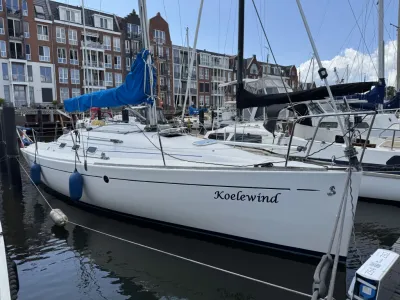 zeiljacht aangemeerd in stadshaven