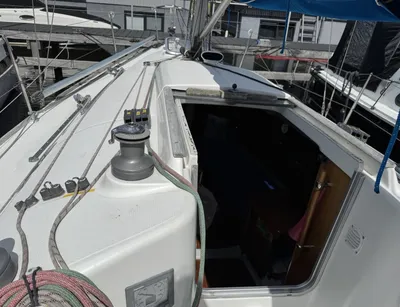 dek en open kuip van zeilboot