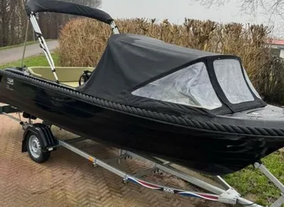 zwarte sloep op aanhanger