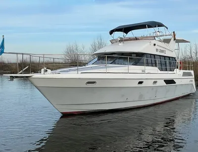 motorjacht aangemeerd in kanaal