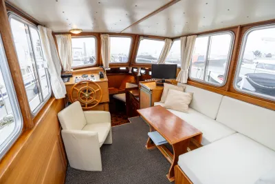 interieur jacht met stuurstand en zithoek