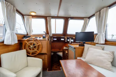 kajuitinterieur met stuurstand en zitgedeelte