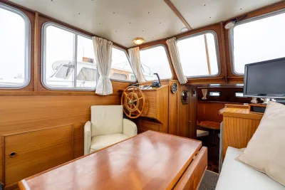 interieur van houten jacht met stuurhut