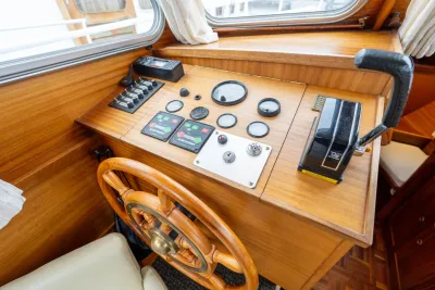 roer en instrumentenpaneel in kajuit