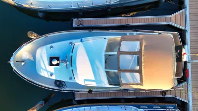 motorjacht afgemeerd bij steiger, bovenaanzicht