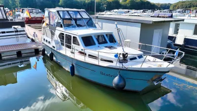 Motorjacht afgemeerd in een jachthaven