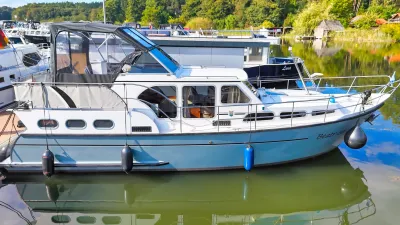 motorjacht afgemeerd in de jachthaven