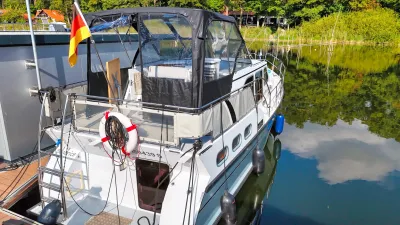 motorjacht aangemeerd bij steiger