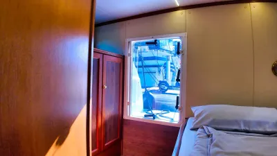 binnenhut met bed en raam