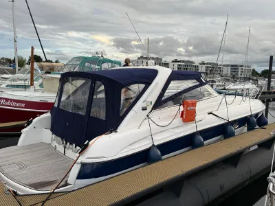 motorjacht afgemeerd in jachthaven