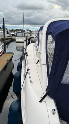 zijaanzicht van motorjacht aan de steiger