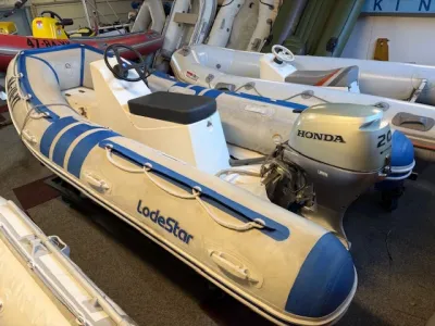 rubberboot met console en buitenboordmotor