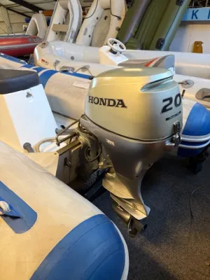 rubberboot met buitenboordmotor in hal