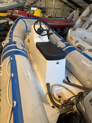 rubberboot met stuurconsole in loods