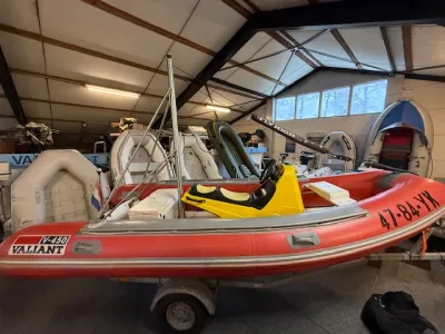 rode rubberboot in opslagloods