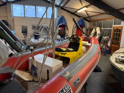 rubberboot in binnenopslag