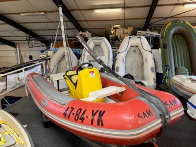 rode rubberboot in binnenopslag