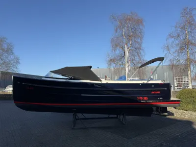 boot op bokken bij bedrijfspand