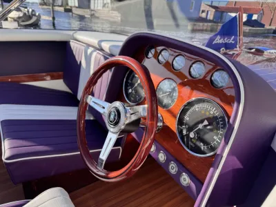 paars jachtinterieur met stuur en dashboard