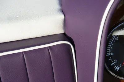 close-up paars-witte bekleding en snelheidsmeter