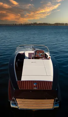 houten speedboot op rustig water