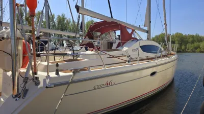 zeiljacht aangemeerd in jachthaven