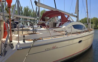 zeiljacht aangemeerd in jachthaven